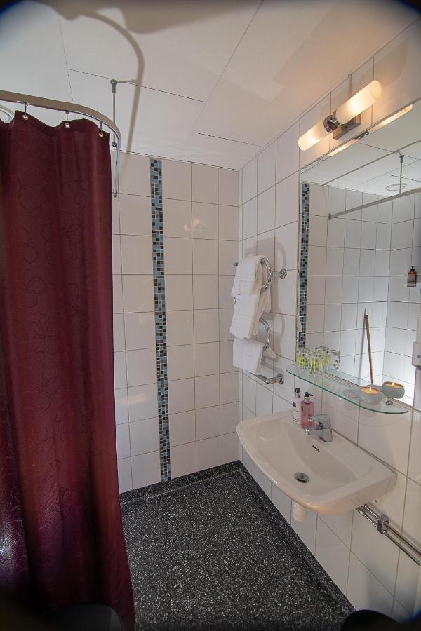 Hotell Station Скиннскаттеберг Экстерьер фото