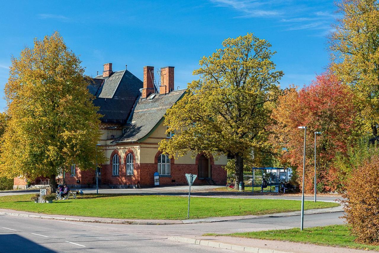 Hotell Station Скиннскаттеберг Экстерьер фото