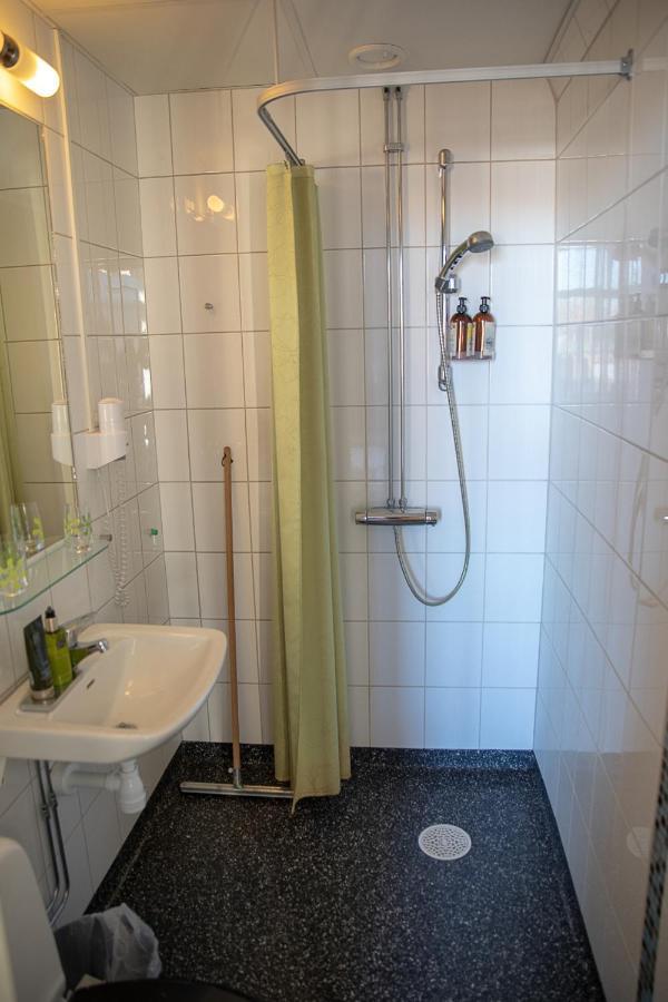 Hotell Station Скиннскаттеберг Экстерьер фото