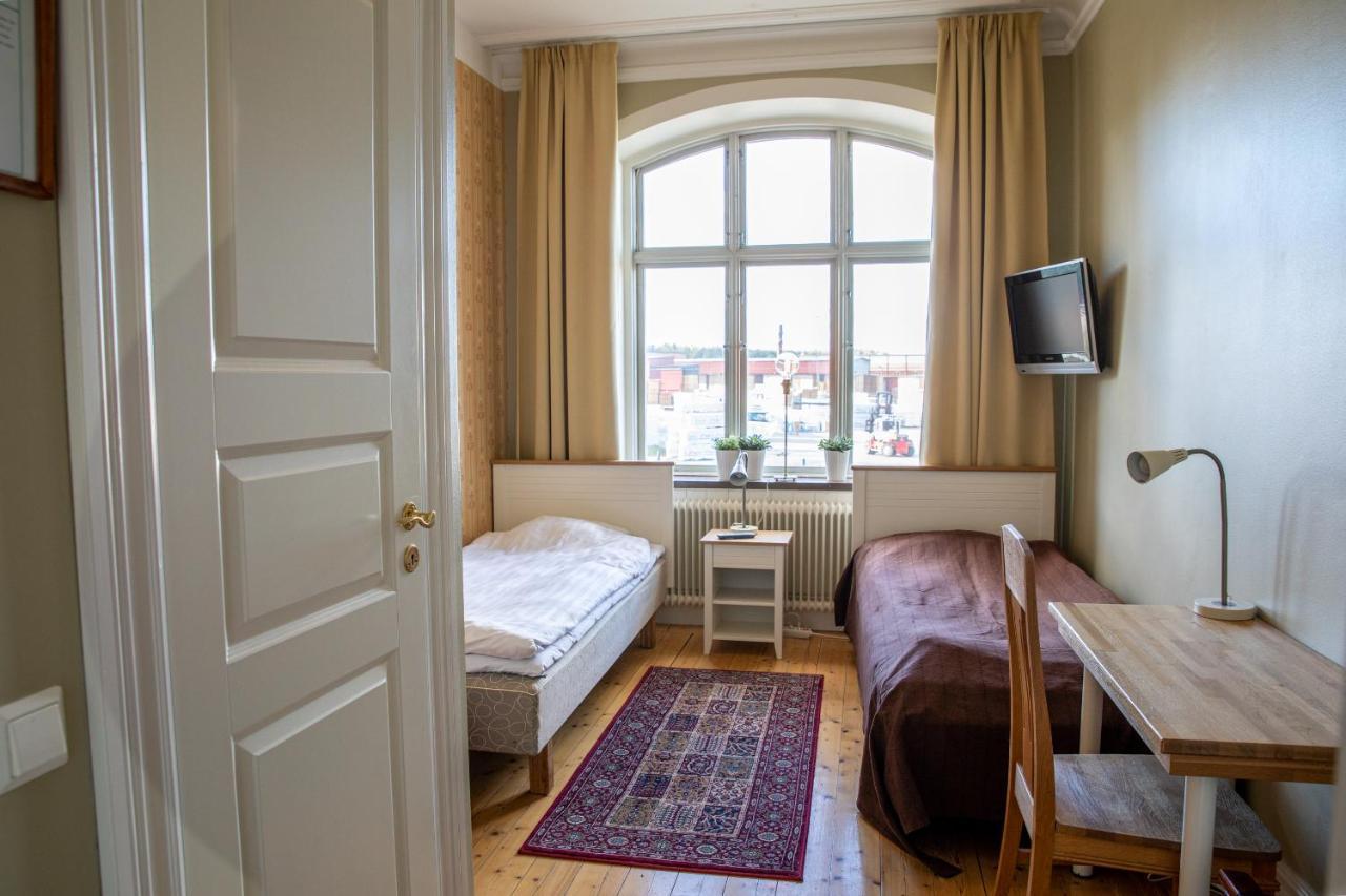 Hotell Station Скиннскаттеберг Экстерьер фото